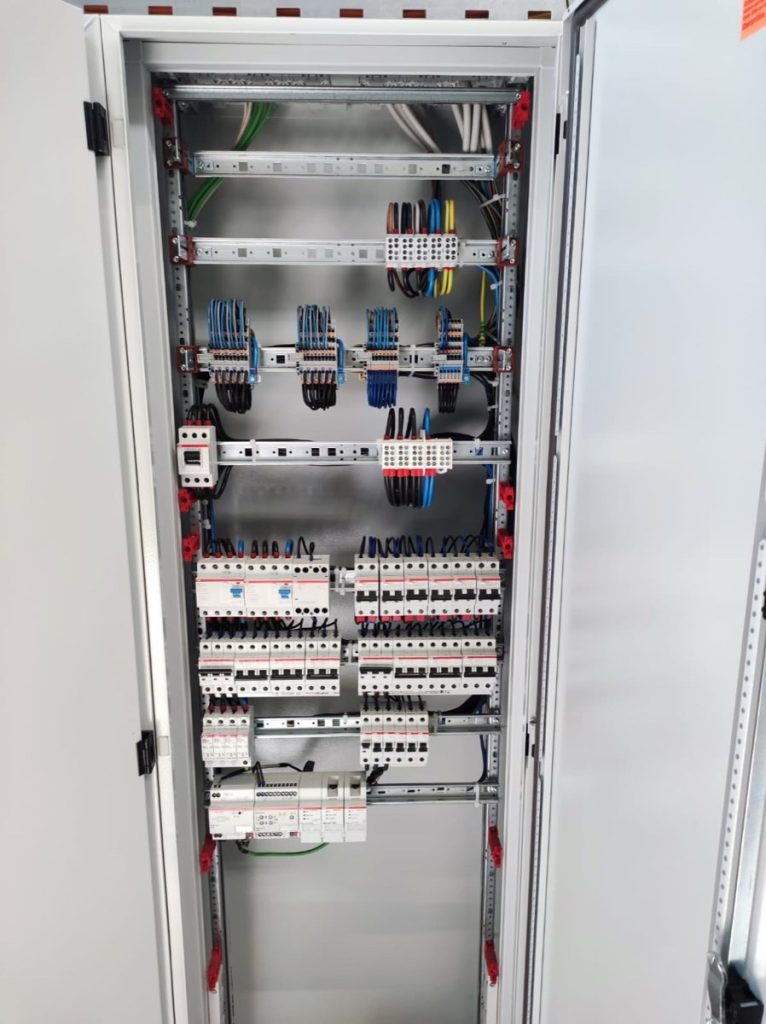 Zapojenie a vybavenie elektrického rozvádzača