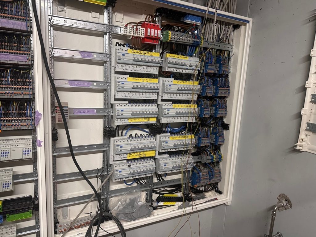 Elektrické rozvody v otvorenom rozvádzači