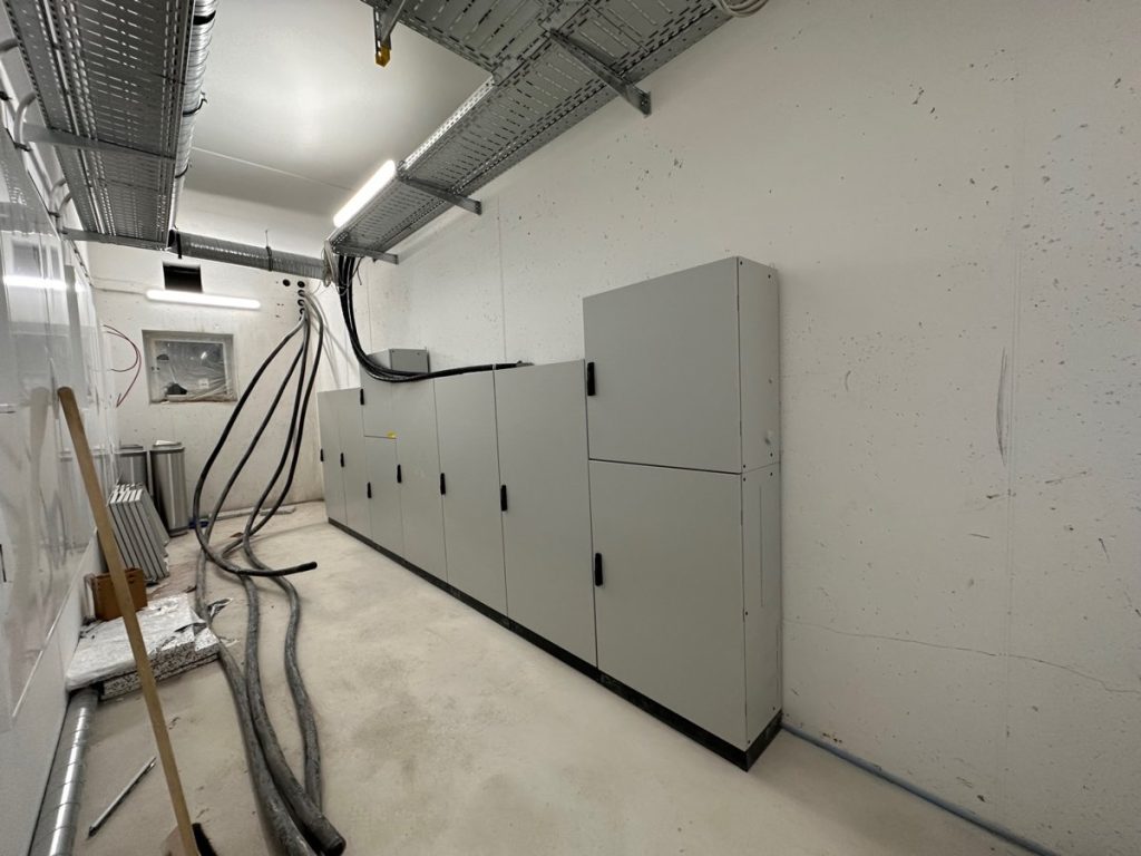 Elektrické skrinky a kabeláž v technickej miestnosti