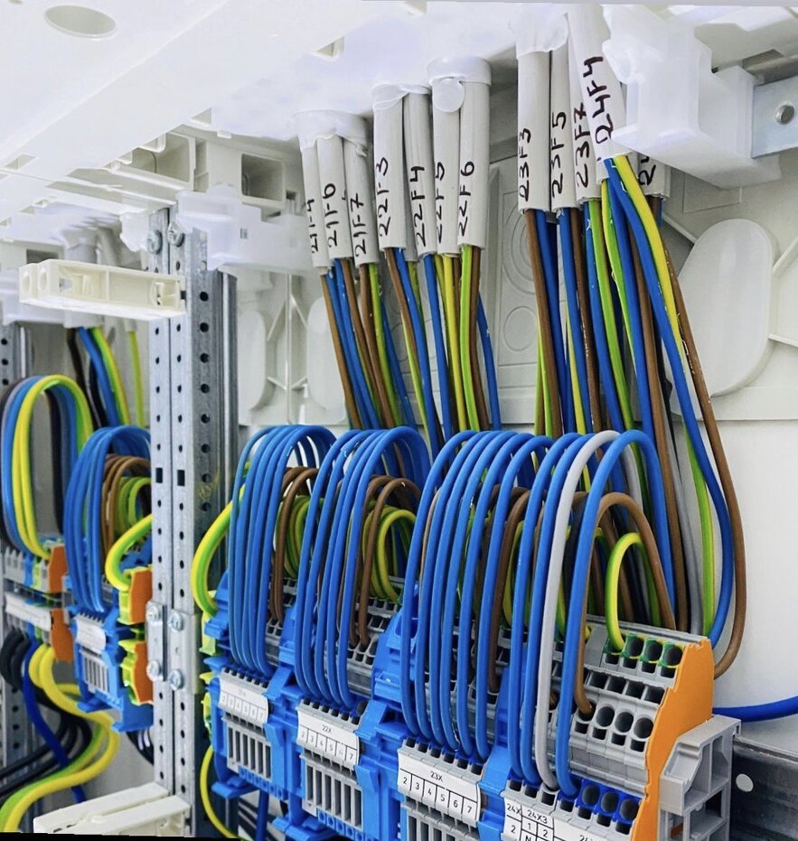 Detail farebných elektrických vodičov